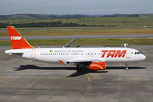 Archivo:PR-MBH Airbus A320 TAM (7319491954)
