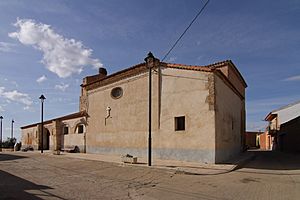 Archivo:Pajares de la Lampreana, Iglesia de San Pedro, fachada sur y este