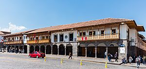 Archivo:Plaza de Armas, Cusco, Perú, 2015-07-31, DD 52