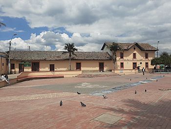 Archivo:Plaza la Serrezuela y Casa de la cultura Serrezuela, antigua estación de tren de Madrid