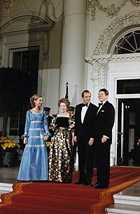 Archivo:President Reagan and Mrs. Reagan greet King Juan Carlos I and Queen Sophia of Spain 1981