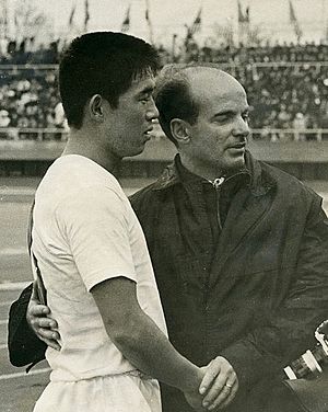 Archivo:Ryuichi Sugiyama and Dettmar Cramer 1964