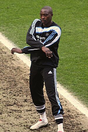 Archivo:Shola Ameobi warming up