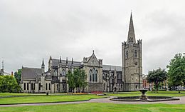 Archivo:St Patrick's Cathedral Exterior, Dublin, Ireland - Diliff