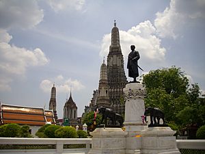 Archivo:Statue of King Rama II at Wat Arun