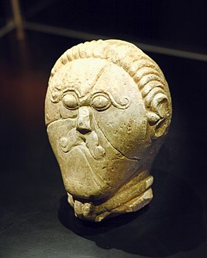 Archivo:Stone sculpture of celtic hero