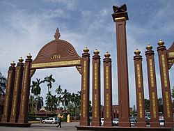 Sultan Ismail Petra Arch, Kota Bharu.jpg