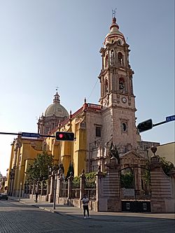 Archivo:Templo del Carmen (Celaya, Gto., México)
