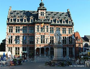 Archivo:Town hall of Halle, Belgium, 2005