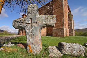 Archivo:Villamiel de la Sierra, Iglesia de San Pedro Ápostol, cruz medieval