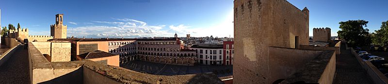 Archivo:Vista desde la Alcazaba de la Plaza Alta y la ciudad de Badajoz