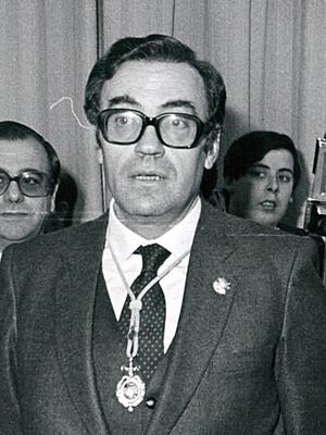 Archivo:(Peces-Barba) Felipe González junto al presidente del Senado y el presidente del Congreso (cropped)