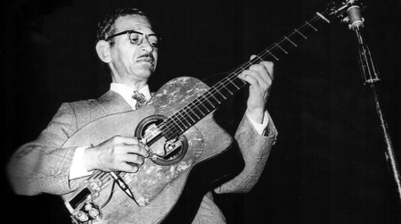 Archivo:1950, Oscar Alemán toca la guitarra