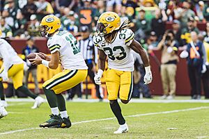 Archivo:Aaron Rodgers & Aaron Jones Packers-Commanders OCT2022