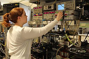 Archivo:Adjusting a power meter at an optical communications system testbed