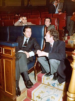 Archivo:Adolfo Suárez conversa con el ministro de Relaciones con la CEE. Pool Moncloa. 1 de octubre de 1980