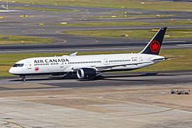 Air Canada (C-FRTG) Boeing 787-9 Dreamliner at Sydney Airport (4).jpg