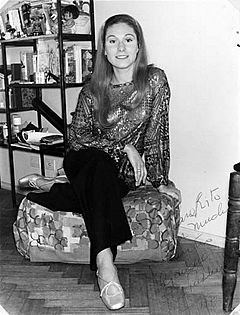 Archivo:Alejandra Da Passano (1947-2014) sentada, fotografía blanco y negro