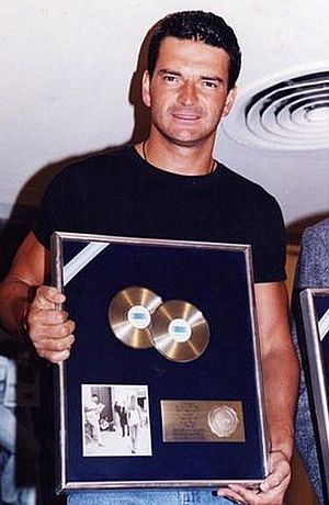 Archivo:Arjona disco de platino 1998