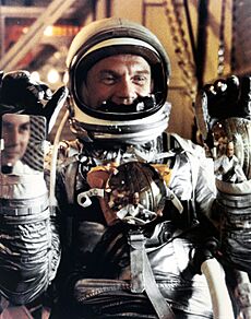Archivo:Astronaut John Glenn During Mercury-Atlas 6 Pre-launch Activities - GPN-2002-000076