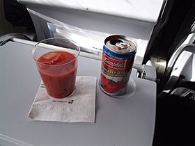 Archivo:Campbell's tomato juice on a flight of Icelandair
