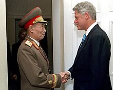 Cho Myong-nok and Bill Clinton.jpg