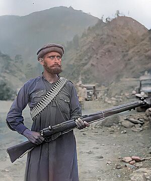 Archivo:Colorized Image of a Pakistani Azad Kashmiri militiaman