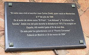 Archivo:Commemorative plaque to Juan Carlos Onetti in Montevideo
