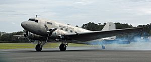 Archivo:Douglas DC-3C cold start