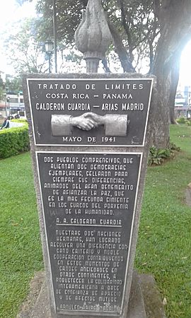 Archivo:Estatua conmemorativa tratado Arias-Calderón, Parque Morazan