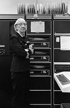 Archivo:Grace Murray Hopper, in her office in Washington DC, 1978, ©Lynn Gilbert