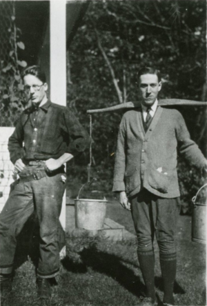 Archivo:H. P. Lovecraft and Vrest Orton, 1928 (cropped)