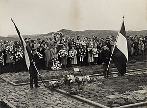 Archivo:Herdenking van Hannie Schaft op de Erebegraafplaats te Overveen, belangstellenden aan het graf van Hannie Schaft. Aangekocht in 1976 van fotograaf C. de Boer. Identificatienummer 54-011190, NL-HlmNHA 1478 25900 K 38