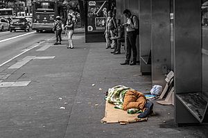 Archivo:Homeless sleeping on Paulista Avenue, São Paulo city, Brazil