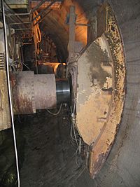 Archivo:Hydraulic jacks holding a TBM in place