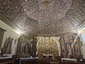 Archivo:Interior Iglesia Santa Colomba de la Vega