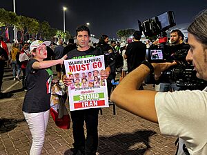 Archivo:Iran national team fan 04