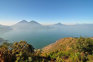 Archivo:Lago de Atitlán 2009