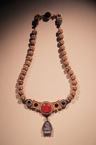 Li Jingxun necklace