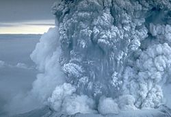 Archivo:MSH80 eruption mount st helens plume 05-18-80