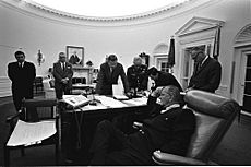 Archivo:Meeting on Detriot riots Oval Office