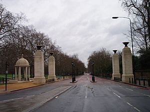 Archivo:Memorial Gates, Constitution Hill (February 2010) 18
