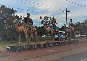 Archivo:Monumento a los Reyes Magos (Carayaó)