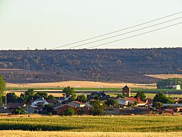 Municipio de Moreruela de Tábara, con la iglesia de San Miguel Arcángel y al fondo, un monte afectado por los incendios de la sierra de la Culebra de 2022