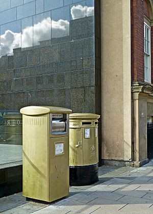 Archivo:Nicola Adams' gold post box in Leeds (Taken by Flickr user 11th September 2012)
