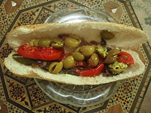 Archivo:Olive and red Tomato sandwich