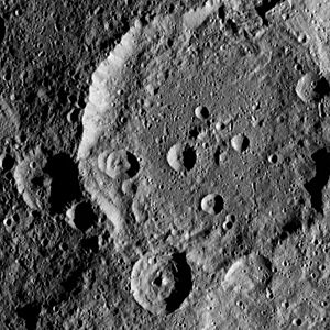Archivo:PIA19888-Ceres-DwarfPlanet-Dawn-3rdMapOrbit-HAMO-image12-20150821