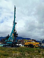 Archivo:Piloteadora, Metro de Bogotá, estación SENA-bpk