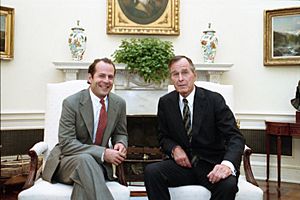 Archivo:President George H. W. Bush and Bruce Willis