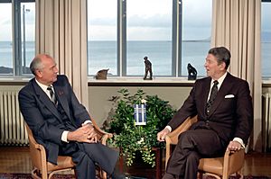 Archivo:President Reagan meeting with Soviet General Secretary Gorbachev at Hofdi House during the Reykjavik Summit Iceland
